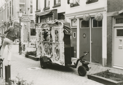 862901 Afbeelding van het draaiorgel van Budding in de Willemstraat in Wijk C te Utrecht, ter gelegenheid van het feest ...